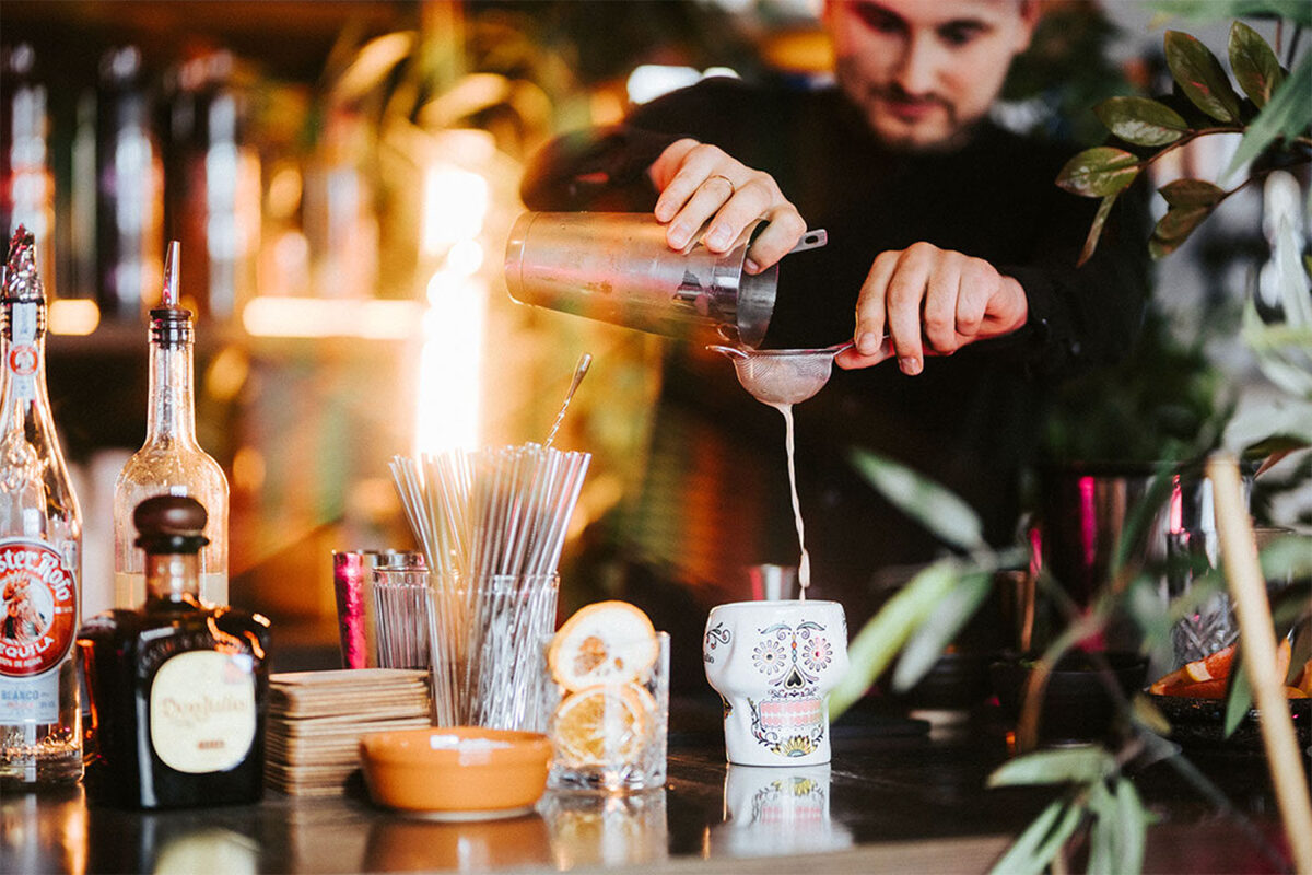 top-shelf-bartending-kazu-izstade-riga-wedding-expo-1.jpg